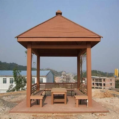 Gazebo pren-plastig - Ystyr Poetig ac Artistig Mewn Tirwedd Gardd